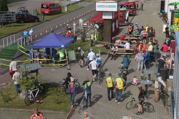 Vorstand und Sponsor sind ebenfalls vertreten (Foto BSC Süd 05 Brandenburg)
